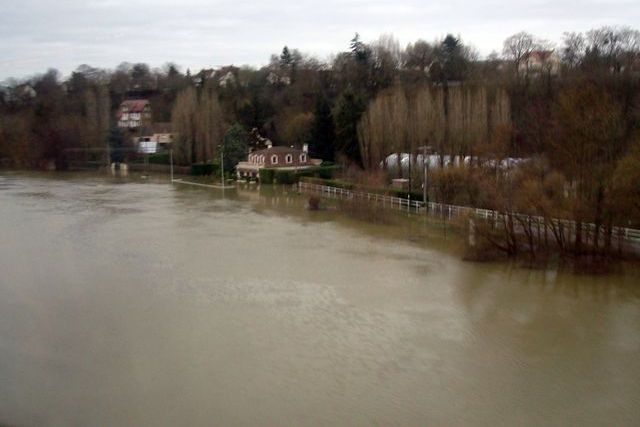 Où l'Oise rejoint la Seine, les maisons ont les pieds dans l'eau