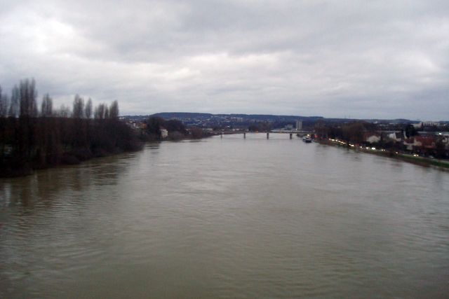 la Seine en aval de Paris, débordant sur ses berges
