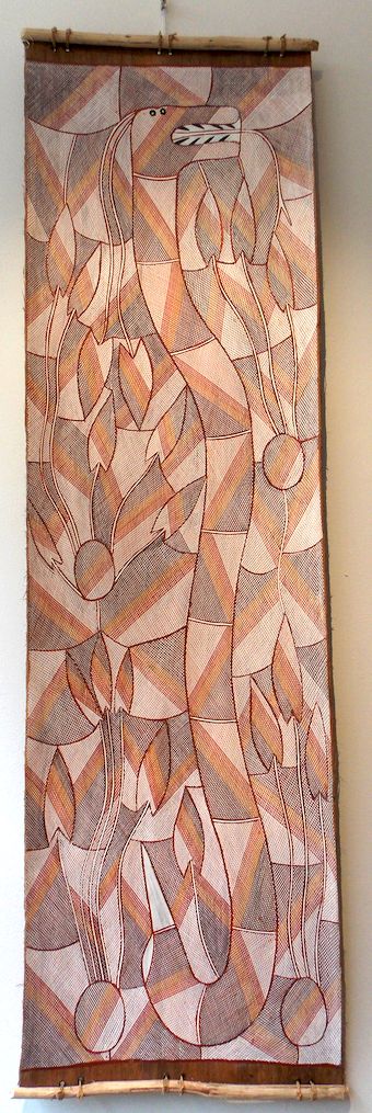 Jennifer Wurrkidj, "Ngalyod" (Serpent arc-en-ciel), ocre sur écorce, 144 x 41 cm