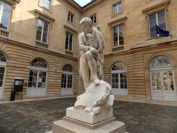Champollion songe dans la cour du Collège de France