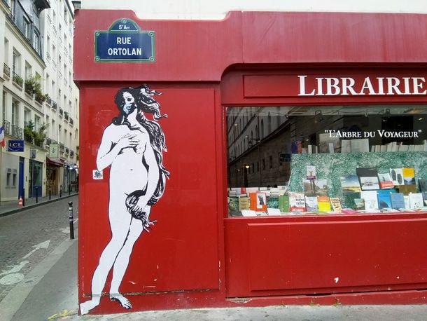 Vénus masquée, une nouvelle œuvre de Street Art sur le mur d'une librairie à Paris 5e