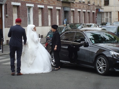 mariés à la sortie de la mosquée-min