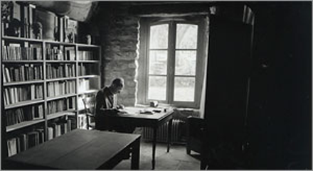 Jean Grosjean à sa table de travail, photo Jacques Robert