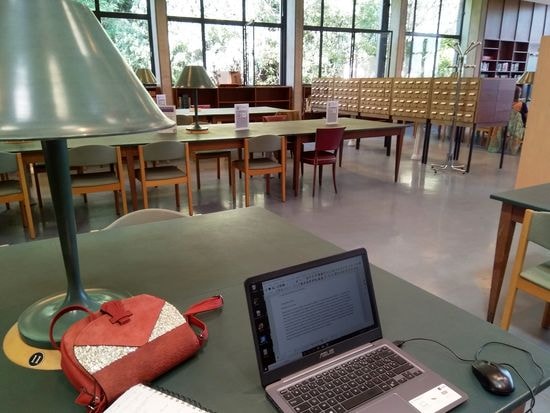 Cet après-midi à la bibliothèque des chercheurs du Muséum d'Histoire Naturelle, de ma table