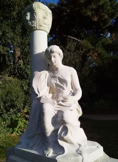 statue dédiée à l'archéologue Gabriel de Mortillet. Hier aux arènes de Lutèce, photo Alina Reyes