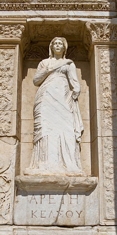 Une statue d'Arété, reine des Phéaciens, à Ephèse (image wikimedia)